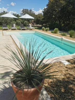 Le Fiacre entre chênes et oliviers dans le Luberon